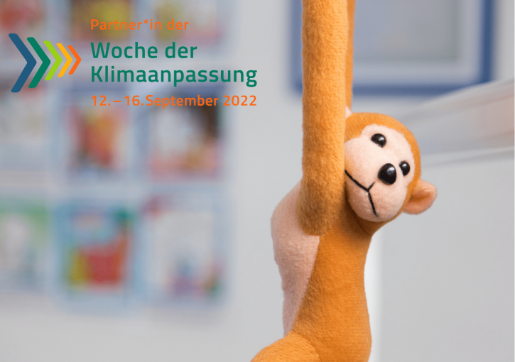 hängender Affe mit ZKA Logo Woche der Klimaanpassung
