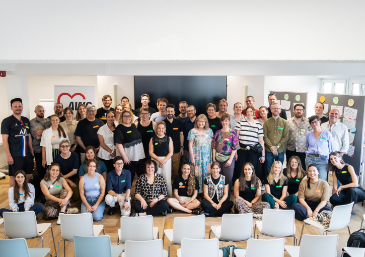 Ein Gruppenbild der Teilnehmenden des DNA Barcamps 2026: ca. 40 Personen blicken lächelnd in die Kamera und sind in mehreren Reihen aufgestellt